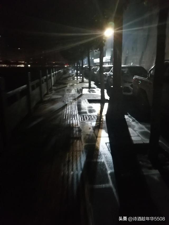 午夜的雨是什么歌，午夜的雨是什么歌曲