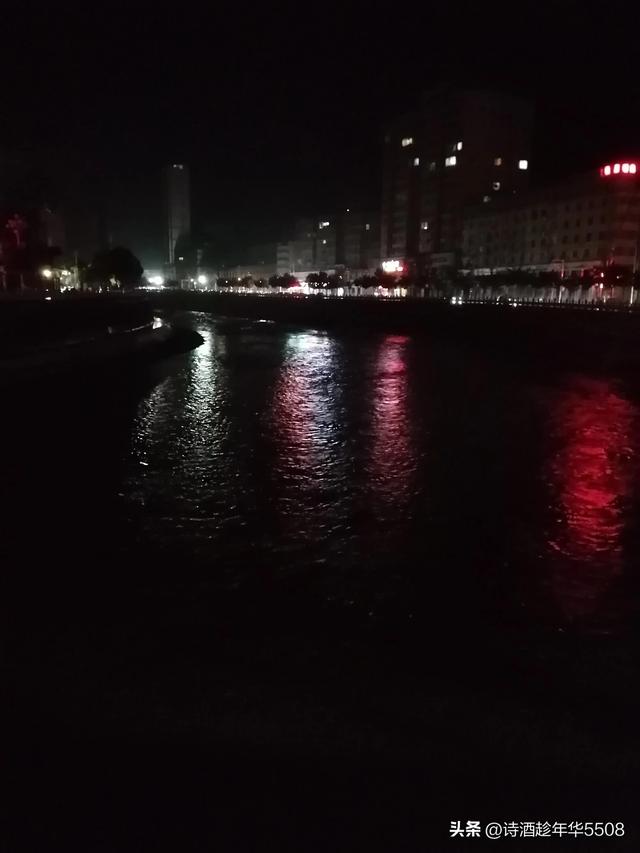 午夜的雨是什么歌，午夜的雨是什么歌曲